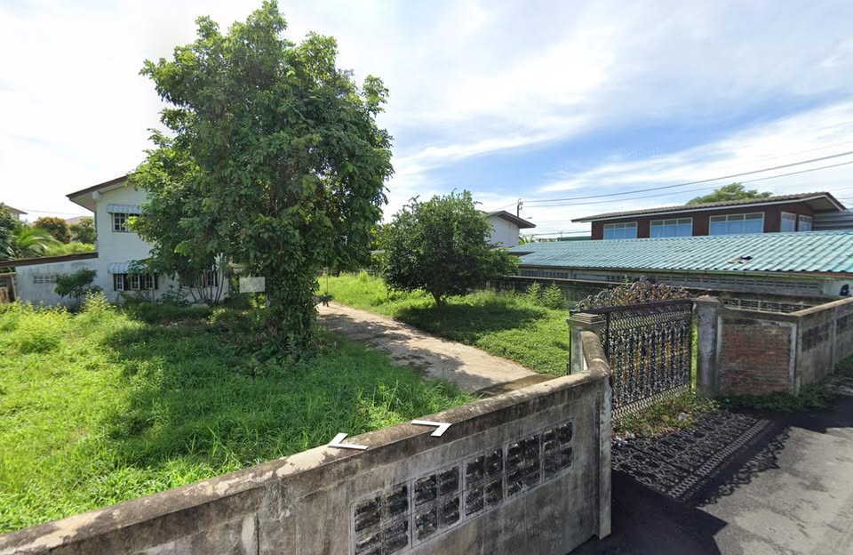 พื้นที่ด้านบนซ้ายและทางเข้าด้านล่าง